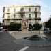 ...presente sulledicola in pietra che domina dallalto di una gradinata piazza Carabellese, fulcro del quartiere Madonnella di Bari